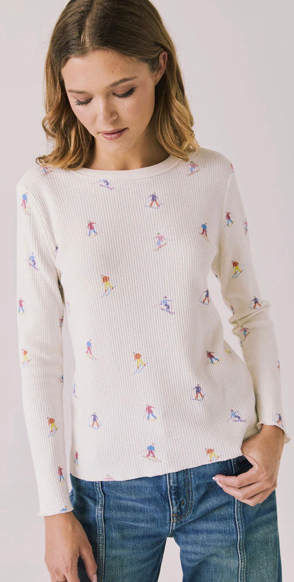 CW9170-CHA8142-SNWHT Allover Skiers LS Tee