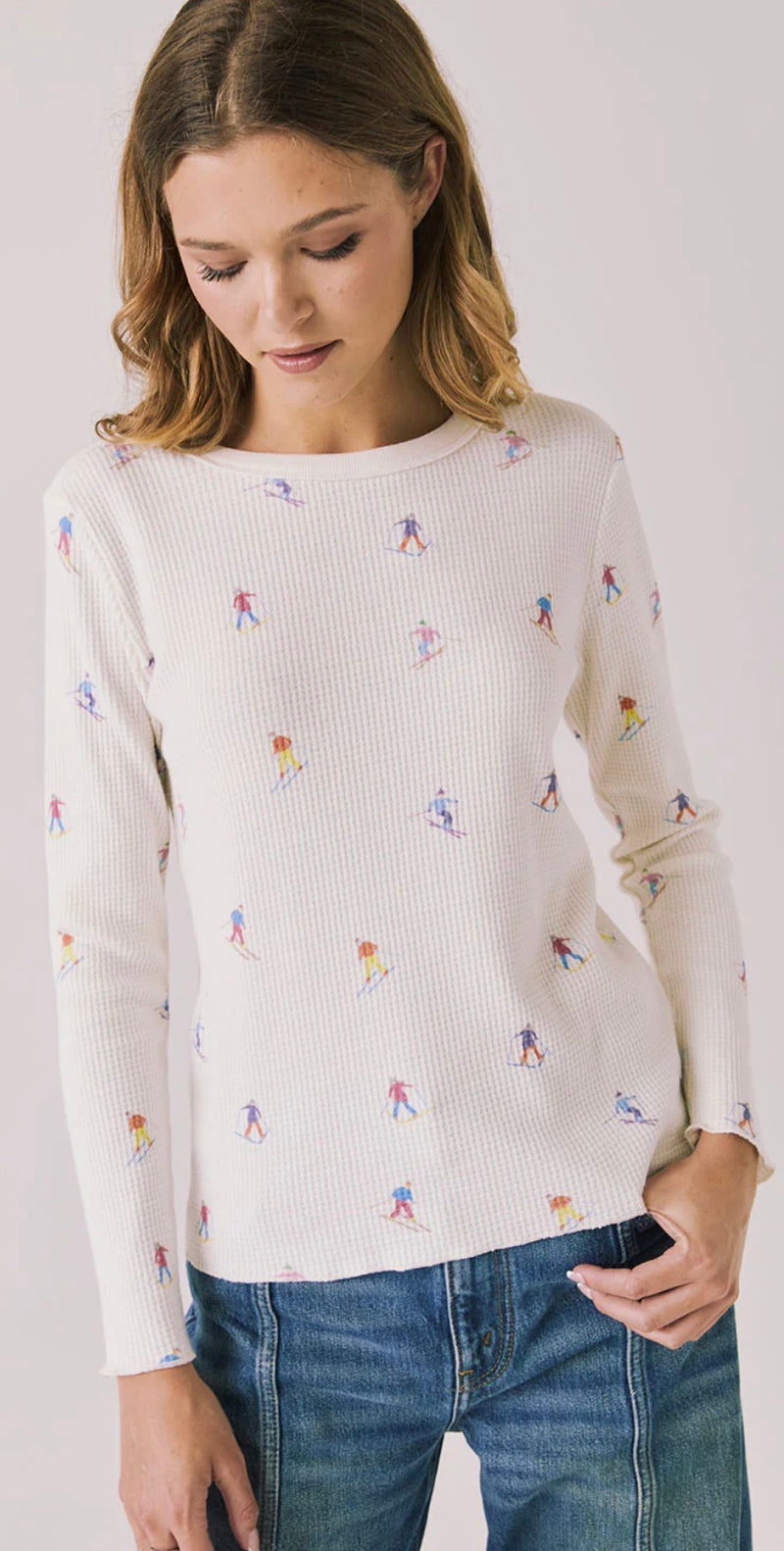 CW9170-CHA8142-SNWHT Allover Skiers LS Tee