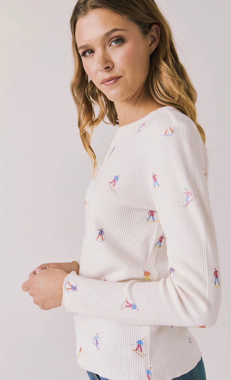 CW9170-CHA8142-SNWHT Allover Skiers LS Tee