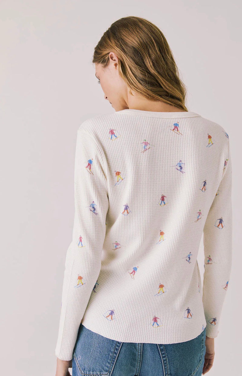 CW9170-CHA8142-SNWHT Allover Skiers LS Tee